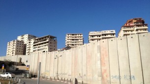عمارات في راس خميس من وراء الفاصل الامني في شرقي القدس (بعدسة الحانان ميلر/ تايمز أوف اسرائيل)