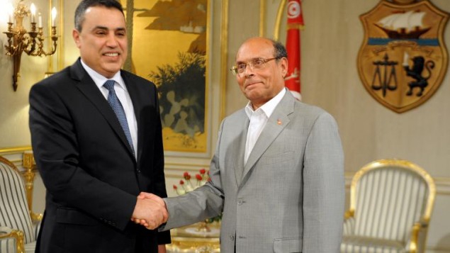الرئيس التونسي المنصف المرزوقي (يمين) مصافحا رئيس الوزراء مهدي جمعة في قرطاج 26 يناير 2014 (فتحي بلعيد/ أ ف ب)