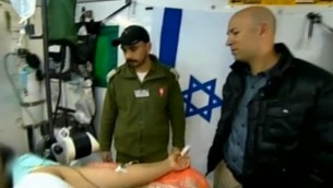 جنود اسرائيلين يعالجون مصاب سوري في مشفى عسكري سري في هضبة الجولان (صورة شاشة القناة الثانية الاسرائيلية)