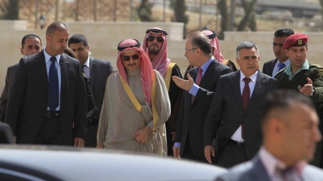 الامير السعودي الوليد بن طلال في المقاطعة برامالله 4 مارس 2014 (أ ف ب)