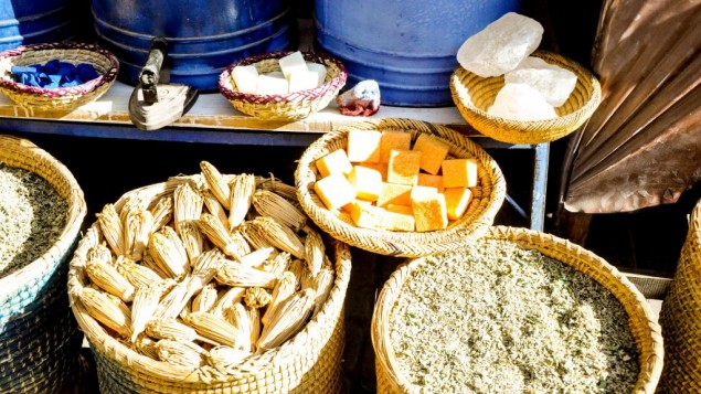 الملاح، أو الحي اليهودي القديم في مراكش. موطن لكثير من متاجر الفضة ومتاجر أعشاب وتوابل صغيره. تعرض هذه الصوره من الشارع, من اليسار إلى اليمين: فراشي أسنان طبيعية؛ عنبر ناعم وعطر، الذي يمكن استخدامه كبخور أو كعطر؛ ونعناع مغربي. (تصوير: ميخال شمولوفيتش)