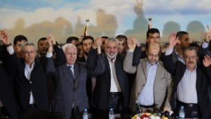 من اليسار: مصطفى البرغوثي، رئيس وفد حركة فتح الفلسطينية عزام الأحمد، رئيس حكومة حماس في قطاع غزة اسماعيل هنية، نائب زعيم حماس موسى أبو مرزوق، والامين العام للجبهة العربية الفلسطينية جميل شحادة، في غزة يوم 23 أبريل 2014 بعد الاعلان عن اتفاق الوحدة. (AFP / سعيدالخطيب)