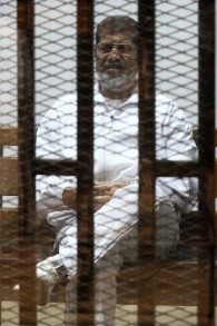 الرئيس المصري السابق محمد مرسي اثناء محاكمته ٨ مايو ٢٠١٤ AFP PHOTO / TAREK EL-GABASS