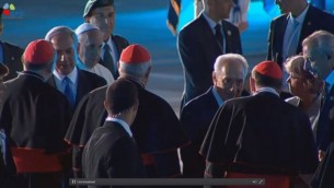 البابا فرانسيس في المطار (Screen capture: GPO)