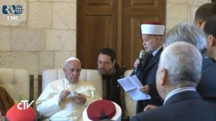 قداسة البابا يستمع الى كلمة المفتي  (screen capture: Vatican TV)