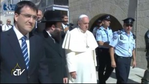 قداسة البابا يسير متجها الى حائط المبكى (screen capture: Vatican TV)