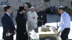 قداسة البابا فرانسيس امام المجسم ثلاثي الابعاد في حائط المبكى (screen capture: Vatican TV)