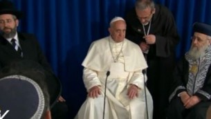 البابا فرانسيس يجلس بين الحاخامان يتسحاق يوسف (يمين) ودافيد لاو يسار (Screen capture: Vatican TV)