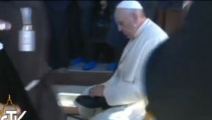 قداسة البابا يرتدي حذائه من جديد بعد خروجه من الحرم (Screen capture: Vatican TV)