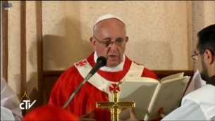 البابا فرانسيس يصلي في غرفة العشاء الاخير  (Screen capture: Vatican TV)
