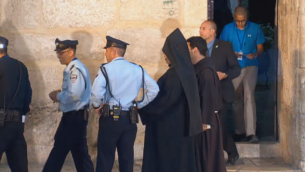 كهنة ورجال شرطة سوية امام كنيسة القيامة في البلدة القديمة, القدس (screen capture: GPO) كهنة ورجال شرطة سوية امام كنيسة القيامة في البلدة القديمة, القدس (screen capture: GPO)