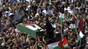 فلسطينيون يرافقون محمد ابو خضير الى مثواه الاخير 4 يوليو 2014, شعفاط ( Ahmad Gharabli/AFP)