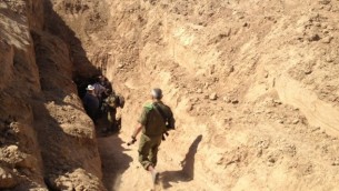 العقيد الوتانات مايكل ادلستين يدخل احد الانفاق في غزة، اكتوبر 2013 (Mitch Ginsburg/ Times of Israel staff)