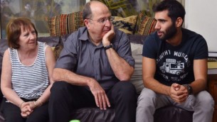 وزير الدفاع موشيه يعلون يزور عائلة لواء غولاني الرقيب. أورون شاؤول المفقود في قرية بوريا 10 أغسطس 2014 Ariel Hermoni/Ministry of Defense/Flash90