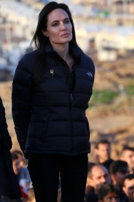 الممثلة الأمريكية وسفيرة االنوايا الحسنة  أنجلينا جولي تلقي خطابا خلال زيارة لمخيم للنازحين العراقيين ،25 يناير، 2015  AFP PHOTO/SAFIN HAMED