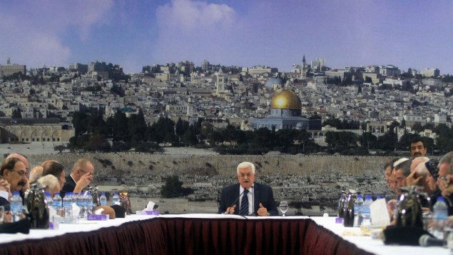 رئيس السلطة الفلسطينية محمود عباس يتكلم خلال اجتماع للقيادة الفلسطينية في رام الله لمناقشة توقيف التنسيق الأمني مع اسرائيل، 14 ديسمبر 2014 (FLASH90) رئيس السلطة الفلسطينية محمود عباس يتكلم خلال اجتماع للقيادة الفلسطينية في رام الله لمناقشة توقيف التنسيق الأمني مع اسرائيل، 14 ديسمبر 2014 (FLASH90)
