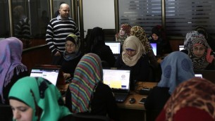 نساء فلسطينيات يعملن امام الحواسيب في شركة يونيت وان في مدينة غزة، 18 ابريل 2015 (MAHMUD HAMS / AFP)