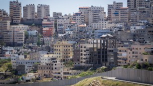 صورة لمخيم شعفاط من حي بسجات زئيف اليهودي شرقي القدس (Miriam Alster/Flash90)