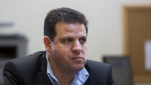 رئيس القائمة العربية المشتركة وحزب الجبهة ايمن عودة يقود الاجتماع الاسبوعي للقائمة المشتركة في الكنيست، 1 يونيو 2015 (Yonatan Sindel/Flash90)