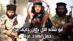 صورة شاشة من شريط يظهر عيسى اللقطة مع العبارة "ابو شخة اللي كان خايف من جمل بهدد غزة" (YouTube)