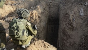 صورة نشرها الجيش الإسرائيلي تظهر نفقا لحركة حماس تم اكتشافه على يد جنود إسرائيليين من وحدة لواء المظليين شمال قطاع غزة في 18 يوليو، 2014. (IDF Spokesperson/Flash90) 