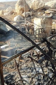 البقايا المحترقة لخيمة بدوية بعد إشعال النار فيها في هجوم بالضفة الغربية، 13 أغسطس، 2015. (Zakaria Sadeh/Rabbis for Human Rights)