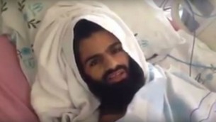 الأسير الفلسطيني محمد علان يتوجه إلى المتضامين معه من المستشفى في أشكلون بعد أن أنهى إضرابا عن الطعام استمر ل65 يوما، في رسالة مصورة تم نشرها في 21 أغسطس، 2015. (لقطة شاشة: YouTube)
