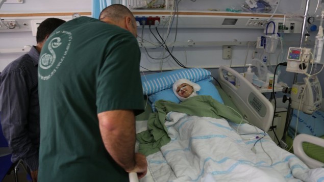 طبيب يتحدث مع احمد في مركز شيبا الطبي في تال هاشومير  (Eric Cortellessa/Times of Israel)