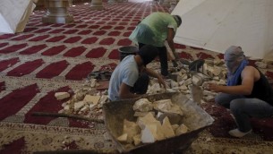 فلسطينيون ملثمون يجهزون الحجارة داخل المسجد الاقصى، 27 سبتمبر 2015 (AFP PHOTO/AHMAD GHARABLI)