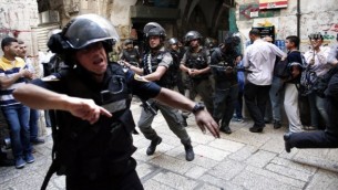 الشرطة الإسرائيلية تستخدم القنابل الصوتية لتفرقة المتظاهرين الفلسطينيين في البلدة القديمة بمدينة القدس خلال مواجهات في الحرم القدسي، 15 سبتمبر، 2015. (AFP/THOMAS COEX) 