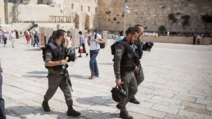 عناصر قوات الامن يمشرون في باحة حائط البراق في البلدة القديمة في القدس، 13 سبتمبر 2015 (Yonatan Sindel/Flash90)