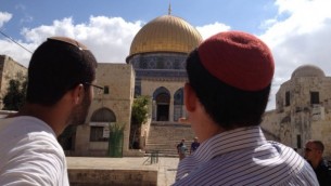زوار يهود متشددين للحرم القدسي، 25 اغسطس 2015 (Elhanan Miller/Times of Israel)