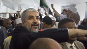 القائد السياسي لحركة حماس خالد مشعل خلال مظاهرة نظمها حزب المؤتمر الوطني الافريقي الحاكم في جنوب افريقيا، 21 اكتوبر 2015 (AFP Photo/Rodger Bosch)
