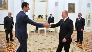 الرئيس الروسي فلاديمير بوتين برحب بالرئيس السوري بشار الأسد في الكرملين في موسكو، 20 اكتوبر 2015 (ALEXEY DRUZHININ / RIA NOVOSTI / AFP)