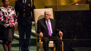 رئيس السلطة الفلسطينية محمود عباس قبل خطابه امام الجمعية العامة للأمم المتحدة في نيويورك، 30 سبتمبر 2015 (Andrew Burton/Getty Images/AFP)