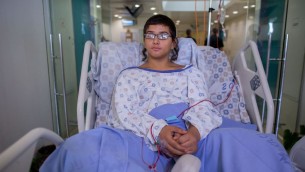 موشيه مالكة، 15، في مستشفى شعاريه تسيديك في القدس بعد ان تعرض لهجوم طعن امام البلدة القديمة في القدس، 4 اكتوبر 2015 (Yonatan Sindel/Flash90)