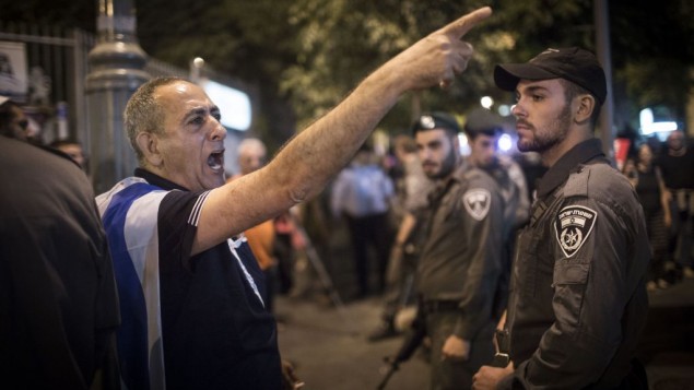 الشرطة تواجه متظاهرين يمينيين بينما يصرخون باتجاه المتظاهرين اليساريين في القدس، 17 اكتوبر 2015 (Hadas Parush/Flash90)