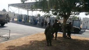 الحاجز في جنين حيث حاول فتى فلسطيني طعن حارس أمن إسرائيلي قبل إطلاق النار عليه في 24 أكتوبر، 2015. (وزارة الدفاع الإسرائيلية) 