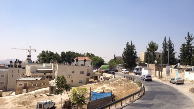 الشارع الرئيسي في جبل المكبر (Jessica Steinberg/Times of Israel)