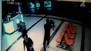 تصوير من كاميرا الأمن يظهر المعتدي بينما يتم رميه بالرصاص في محطة الحافلات المركزية في بئر السبع، 18 اكتوبر 2015 (screen capture: Channel 2)