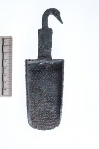 مجرفة بخور تحمل رأس بطة تم العثور عليها في خربة العيقة في الجليل الشرقي في 2015. (Courtesy: Uzi Leibner, The Hebrew University; Photo: Tal Rogovski)