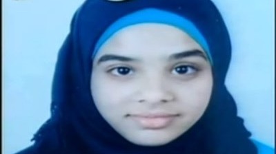 هديل وجيه عواد، إحدى الفتاتين الفلسطينيتين اللتين نفذتا هجوم طعن في القدس، 23 نوفمبر، 2015. (لقطة شاشة: القناة 2) 