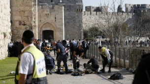 الشرطة الشرعية الإسرائيلية بجانب جثمان العتدي الفلسطيني الذي قتل برصاص قوات الامن خلال تنفيذه هجوم طعن بالقرب من البلدة القديمة في القدس، 23 ديسمبر 2015 (AFP PHOTO / AHMAD GHARABLI)