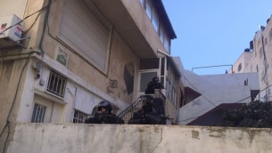 الشرطة الإسرائيلية في مكان هدم منزل في مخيم شعفاط في القدس الشرقية، 2 ديسمبر 2015 (Israel Police)