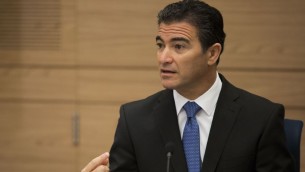 يوسي كوهن، مستشار الأمن القومي لرئيس الوزراء بينيامين نتنياهو في جلسة للجنة الشؤون الخارجية والدفاع في الكنيست، 2 سبتمبر، 2014. (Noam Revkin Fenton/ FLASH90) 