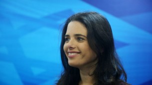 وزيرة العدل ايليت شاكيد في جلسة الحكومة الاسبوعية في القدس، 27 ديسمبر 2015 (Marc Israel Sellem/POOL)