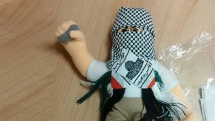 دمية ملثمة بكوفية وتحمل حجر صغير، عثر عليها في حاوية بطريقها الى السلطة الفلسطينية في مسناء حيفا، 8 ديسمبر 2015 (Haifa customs)