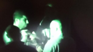 رائد مسالمة، الذي قتل اسرائيليان في هجوم طعن في تل ابيب، يحمل سكين اثناء اعادة تمثيل الجريمة، 2 ديسمبر 2015 (Flash90)