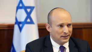 وزير المعارف نفتالي بينيت في جلسة الحكومة الاسبوعية في القدس، 31 اغسطس 2015 (Marc Israel Sellem/POOL)
