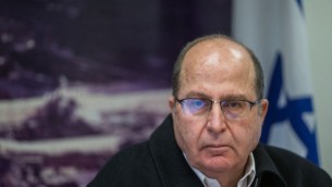 وزير الدفاع موشيه يعالون خلال مؤتمر صحفي في القدس، 18 نوفمبر، 2015. (Yonatan Sindel/Flash90) 